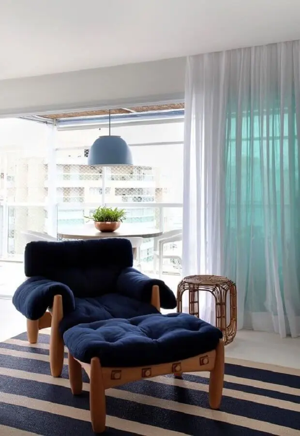 poltrona azul marinho confortável para sala integrada com varanda Foto Casa de Valentina