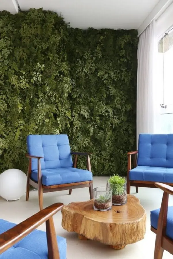 poltrona azul para varanda decorada com mesa de centro rústica e jardim vertical Foto Homify