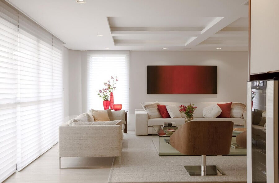 poltrona de madeira para sala bege moderna decorada com detalhes em vermelho Foto Marcelo Rosset