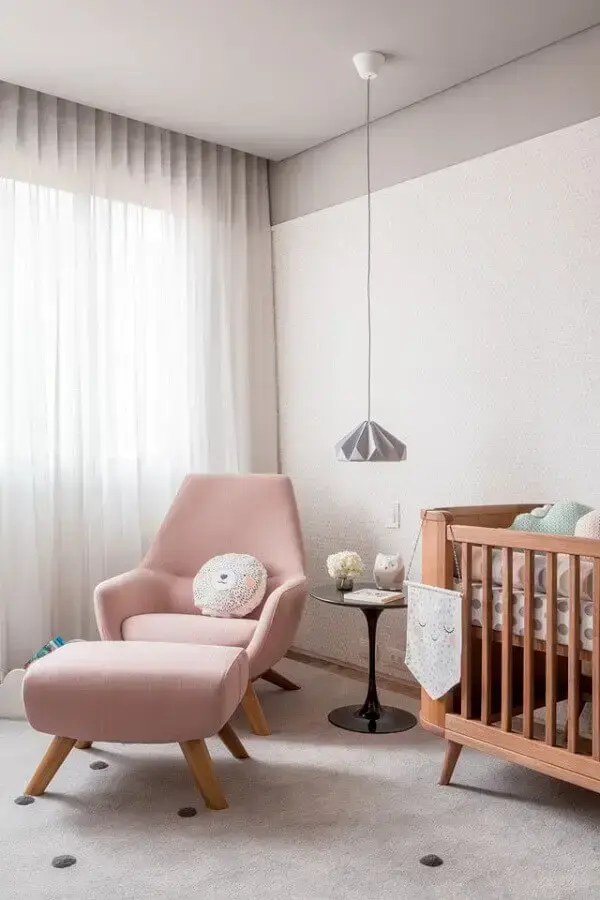 poltrona moderna para quarto de bebê decorado com berço de madeira Foto Pinterest
