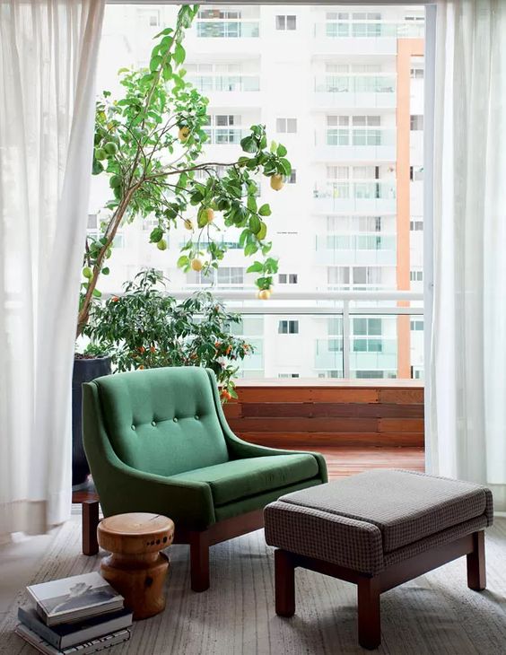 Sala de estar com poltrona verde