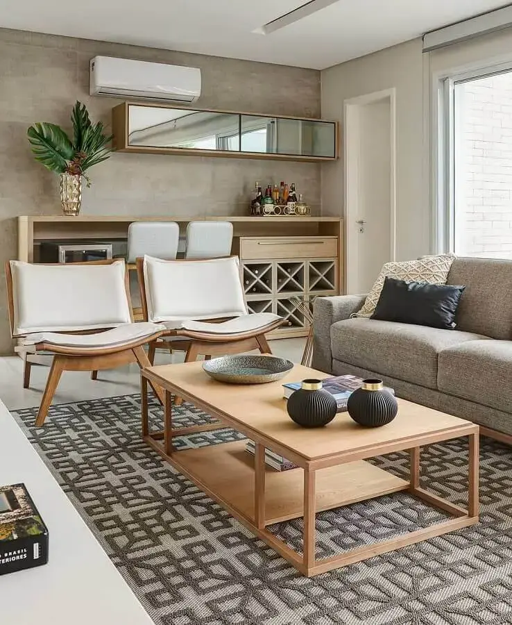 poltronas modernas para sala decorada com mesa de centro de madeira e sofá cinza Foto Casa de Valentina