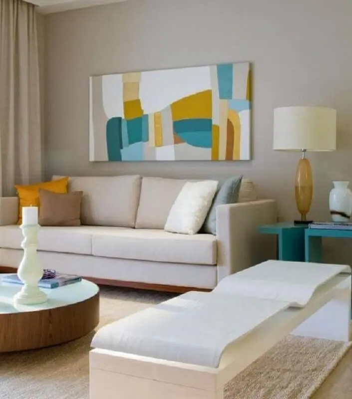 quadro colorido para decoração de sala bege com mesa lateral azul turquesa Foto Jeito de Casa