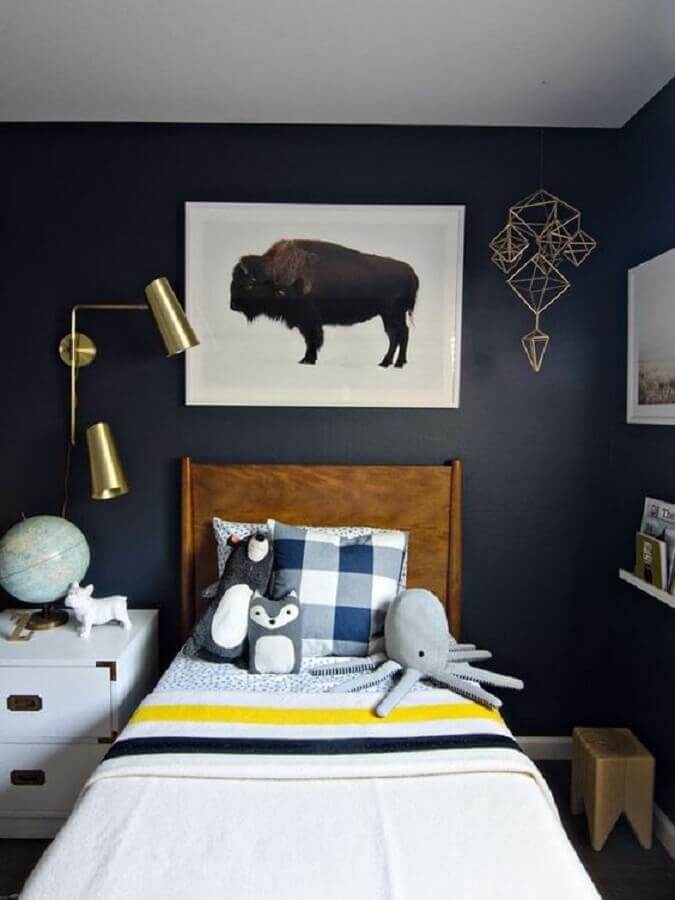 quadro para quarto masculino solteiro decorado com parede preta e cabeceira de madeira Foto Homedit