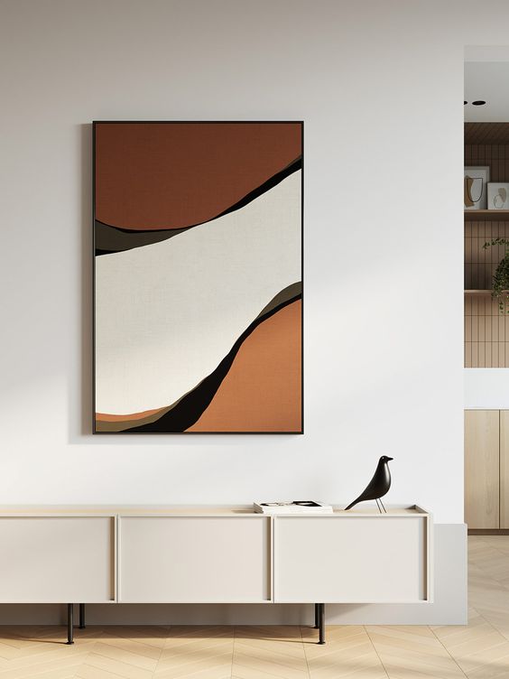 Sala minimalista com quadros clássicos
