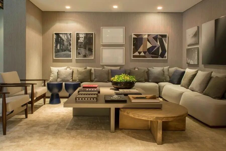 quadros de parede para sala de estar bege decorada com sofá de canto com várias almofadas Foto Triplex Arquitetura