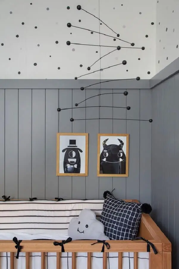 quadros decorativos para quarto de bebê masculino cinza com berço de madeira Foto Casa de Valentina