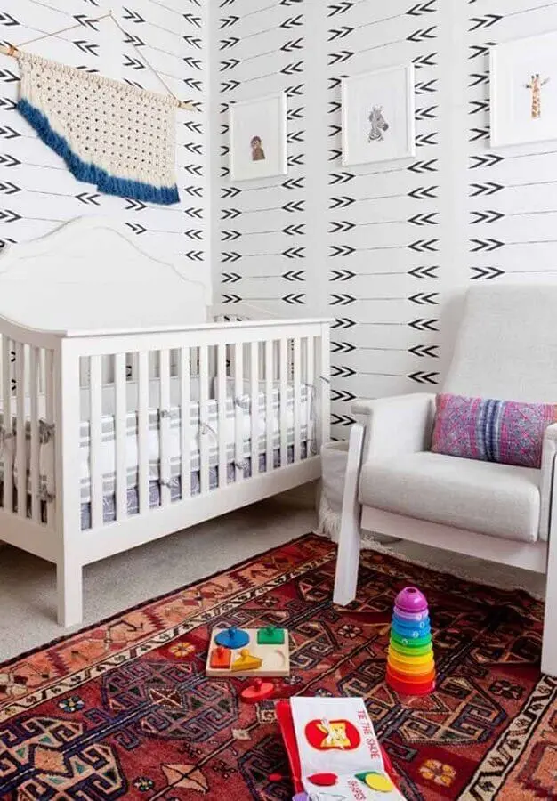 quadros decorativos para quarto de bebê masculino decorado com papel de parede branco Foto Pinterest