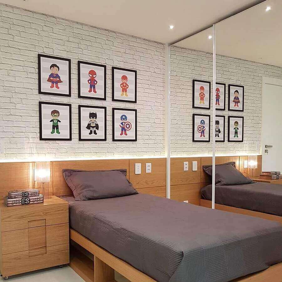 quadros para quarto infantil masculino decorado com guarda roupa espelhado Foto Max Mello Arquitetura