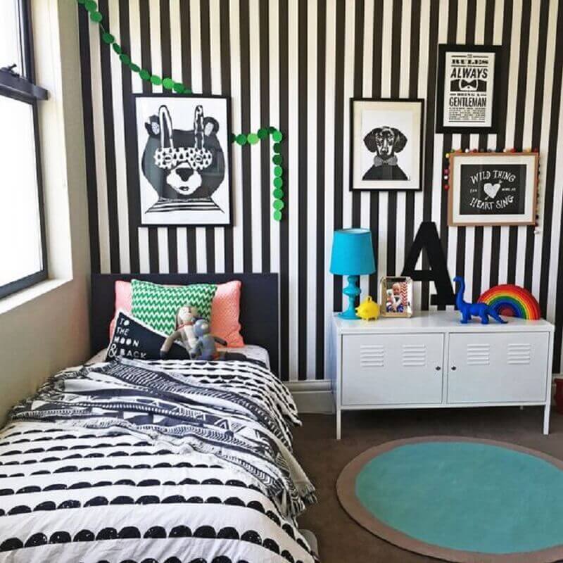quadros para quarto infantil masculino decorado com papel de parede listrado Foto Pinterest