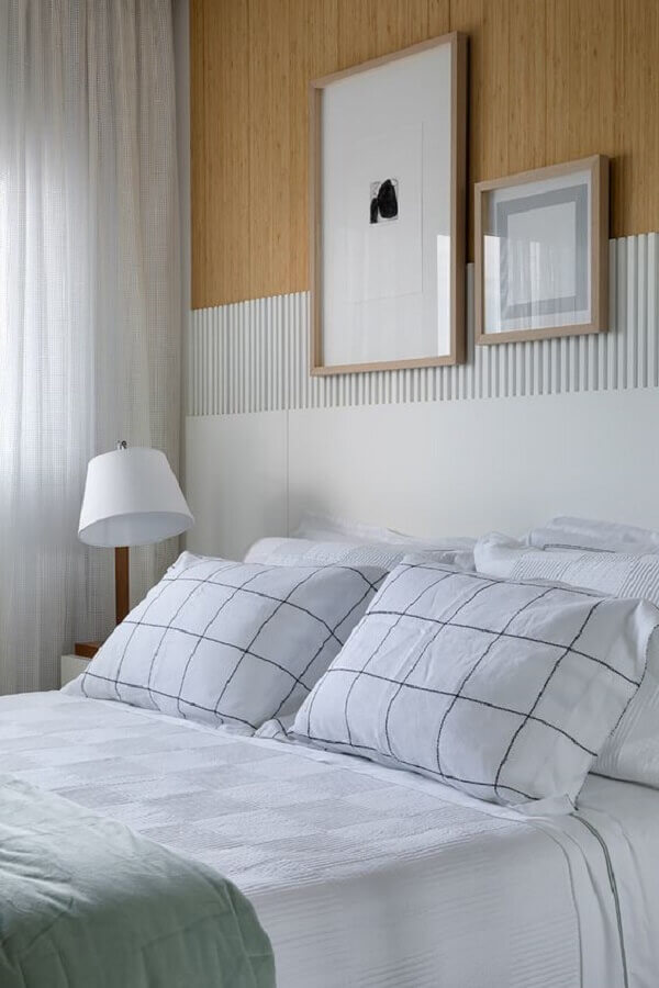 quarto branco com madeira decorado com abajur de cabeceira Foto Casa de Valentina