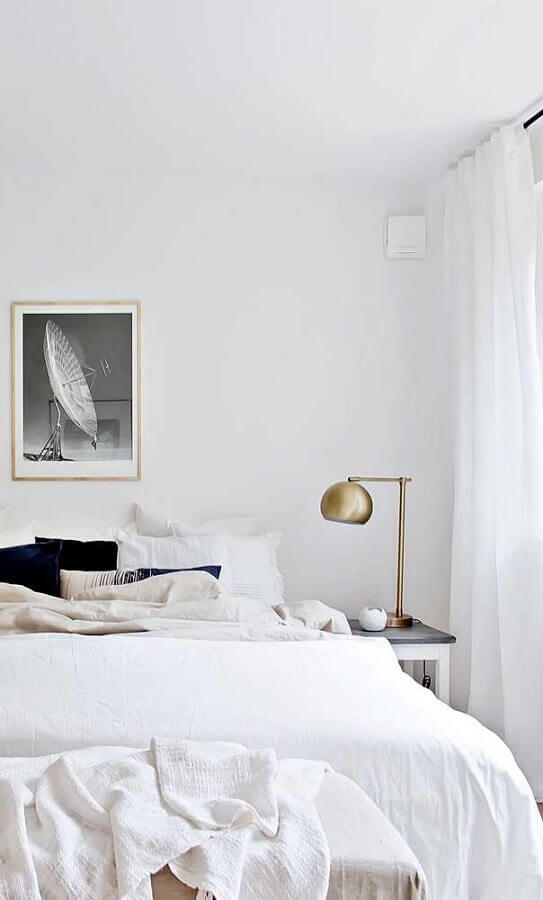 quarto branco decorado com abajur de cabeceira pequeno cobre Foto Pinterest