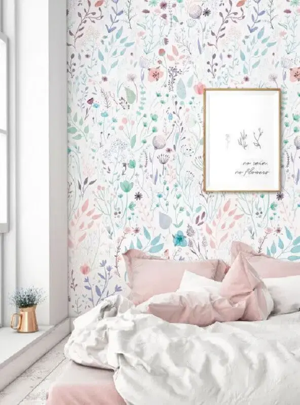 quarto branco decorado com papel de parede floral delicado com cores pastéis Foto Pinterest