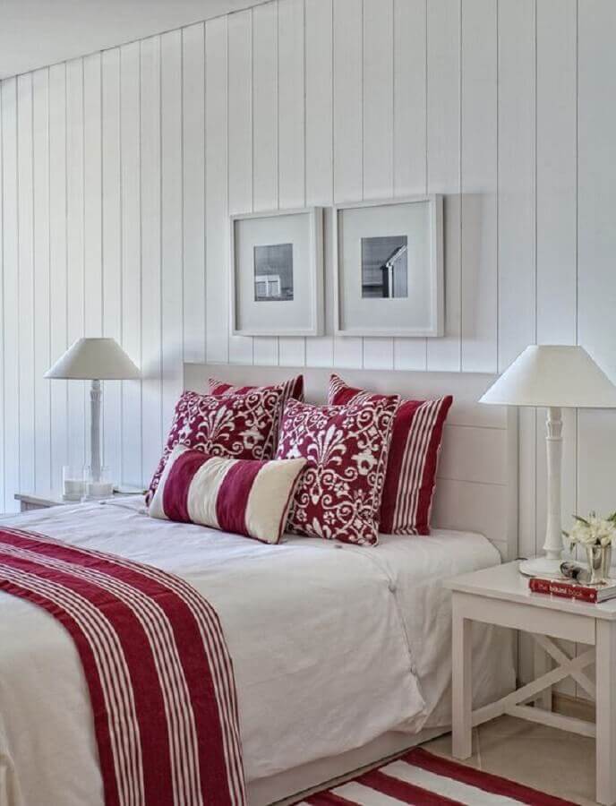 quarto branco e vermelho decorado com abajur para mesa de cabeceira Foto Pinterest
