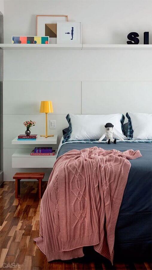 quarto branco jovem decorado com abajur de cabeceira pequeno Foto Pinterest