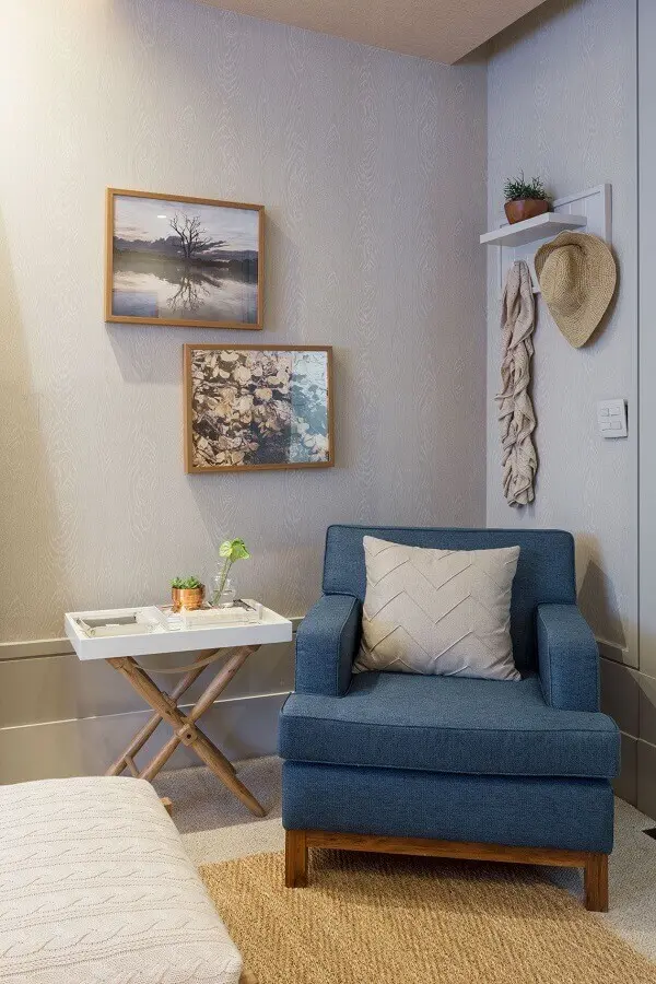 quarto cinza decorado com poltrona azul confortável Foto Quartos Etc