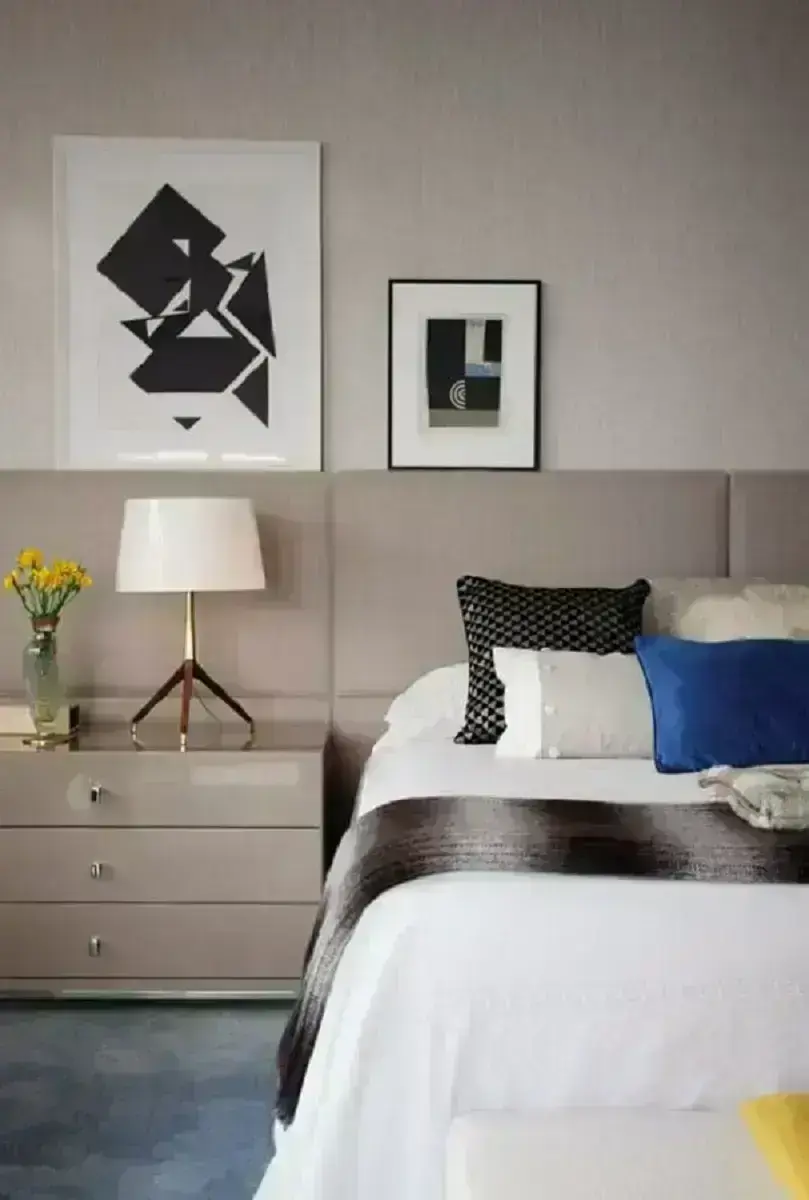 quarto cinza decorado com várias almofadas e abajur de cabeceira pequeno Foto Room & Board