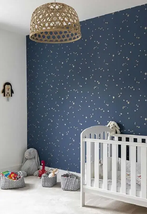quarto de bebê decorado com papel de parede delicado azul marinho com estampa de estrelinhas douradas Foto Simples Decoração