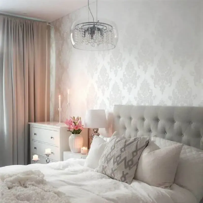 quarto de casal decorado com clássico papel de parede delicado com estampa de arabescos Foto Dicas de Mulher