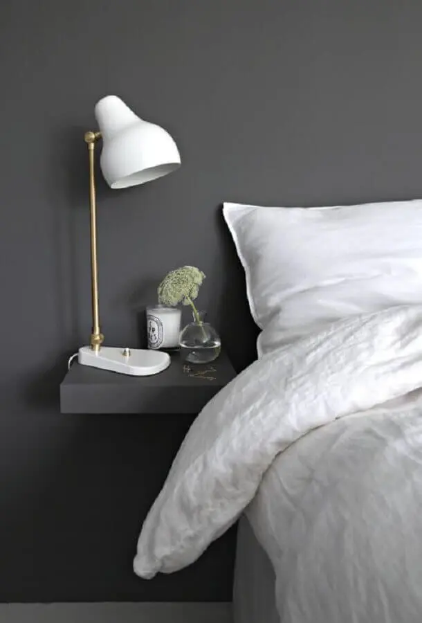 quarto de casal minimalista cinza com luminária para criado mudo Foto Archzine