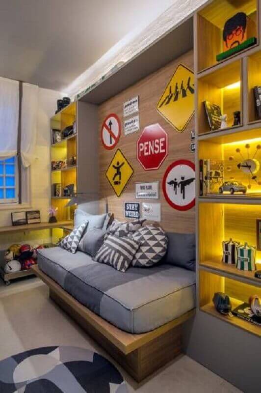 quarto de solteiro masculino decorado com placas de transito Foto Pinterest