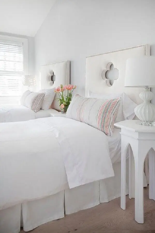quarto de solteiro todo branco decorado com abajur de cabeceira clássico Foto Pinterest