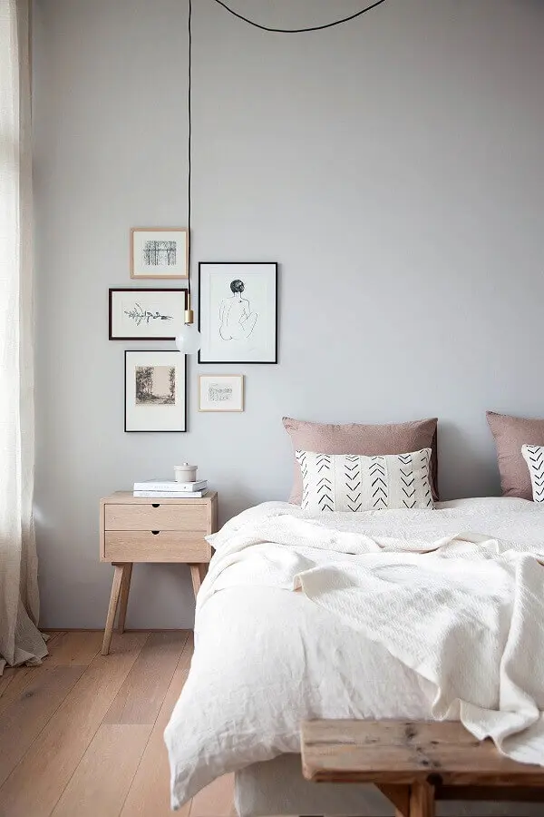 quarto decoração minimalista com criado mudo retrô madeira e luminária pendente Foto Pinterest