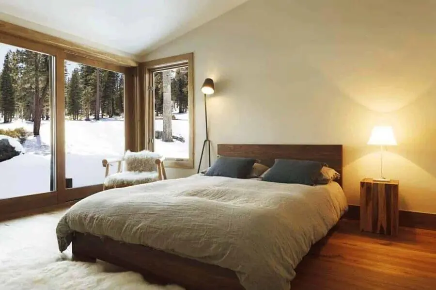 quarto decoração minimalista com janelas grandes e cama de madeira Foto Pinterest