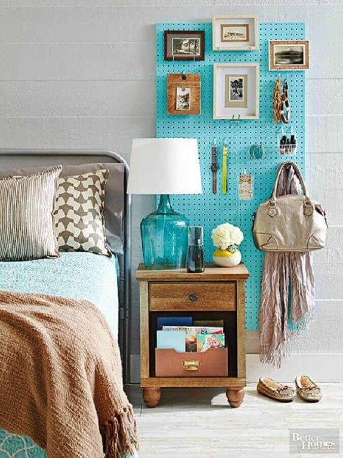quarto simples decorado com abajur de cabeceira com base de vidro azul Foto Pinterest
