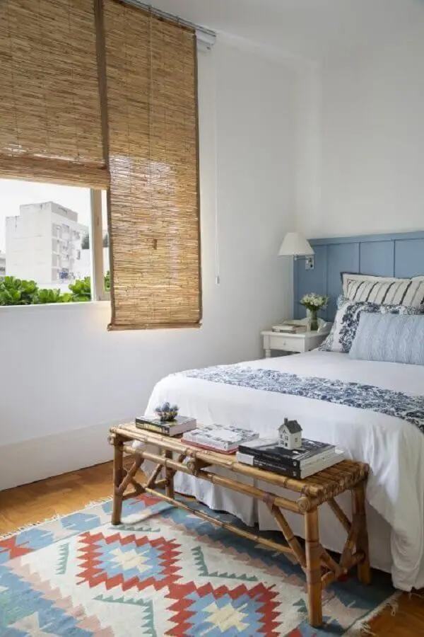 quarto simples decorado com abajur de parede cabeceira Foto Conexão Décor