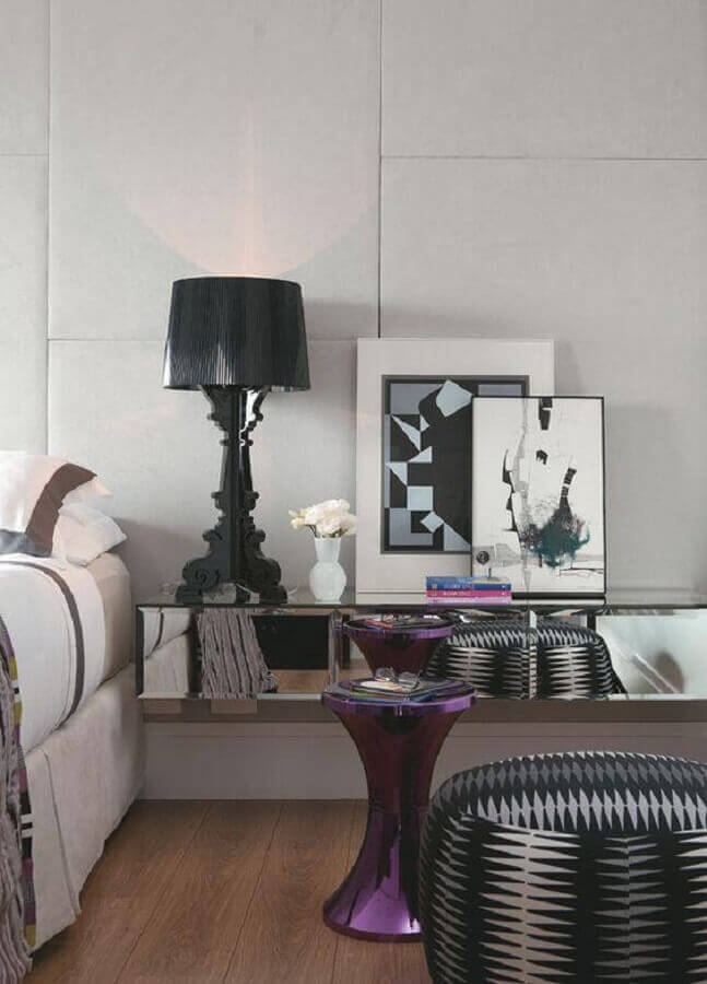 quarto sofisticado decorado com abajur de cabeceira moderno preto Foto Papo de Design