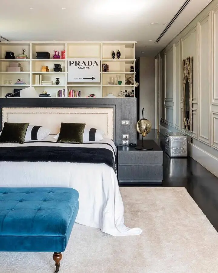 recamier azul para quarto de casal moderno decorado com tapete bege claro Foto Maurício Karam Arquitetura