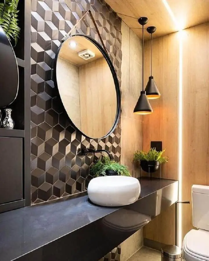 revestimento 3D e luminária pendente para banheiro moderno preto e madeira Foto Decortiles