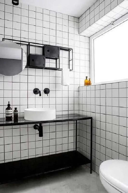 revestimento com estilo retrô para decoração banheiro minimalista preto e branco Foto Jeito de Casa