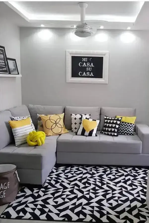 sala cinza decorada com almofadas coloridas para sofá de canto pequeno Foto Histórias de Casa
