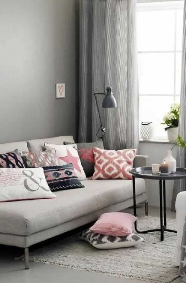 sala cinza decorada com almofadas coloridas para sofá pequeno Foto Futurist Architecture