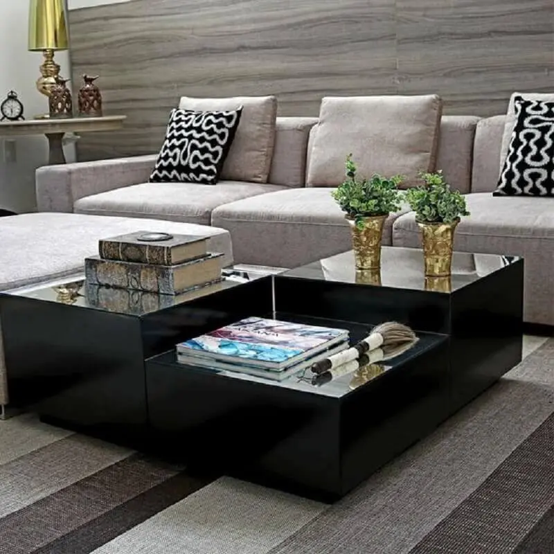 sala de estar decorada com sofá cinza e mesa de centro preta espelhada Foto Cláudia Benini Concept Home