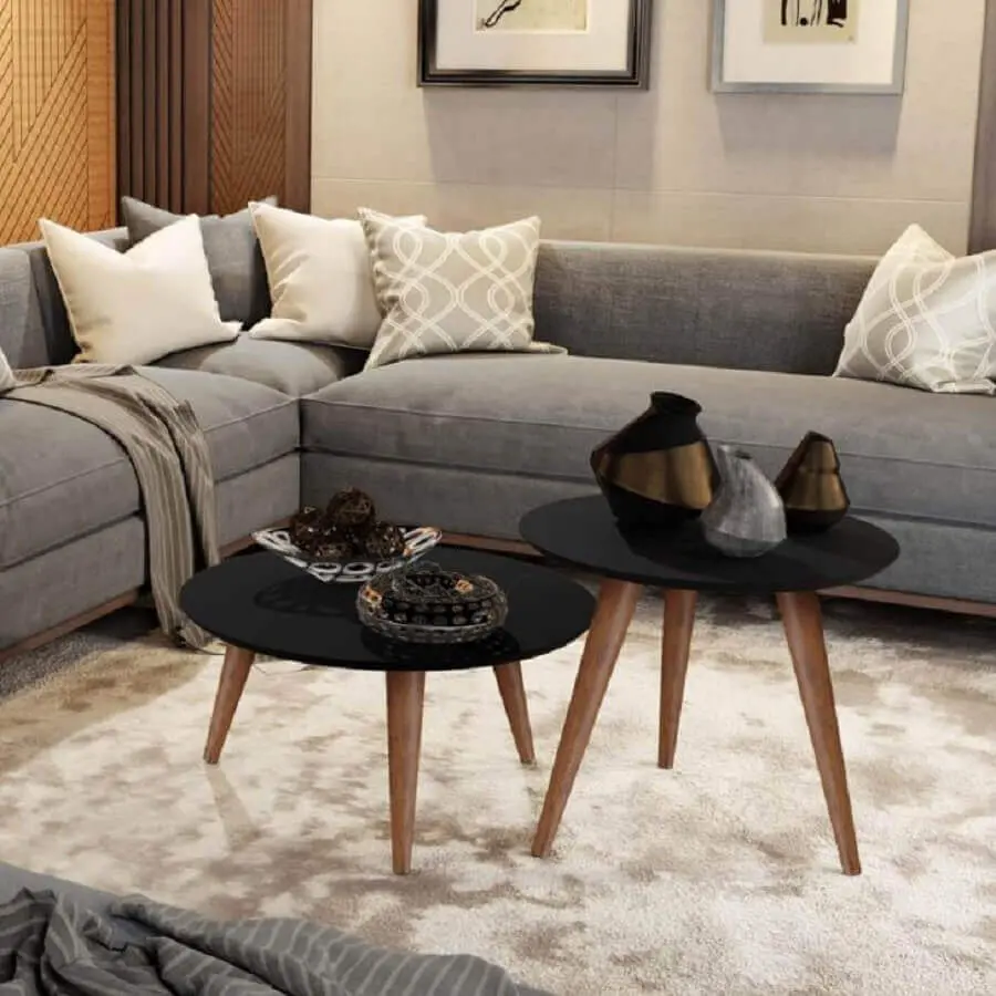 sala de estar decorada com sofá de canto e mesa de centro retrô preta Foto Pinterest