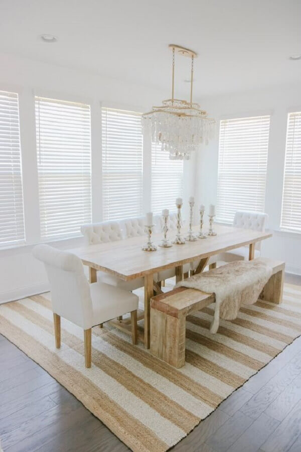 sala de jantar branca decorada com mesa de madeira e tapete bege listrado Foto McKenna Bleu