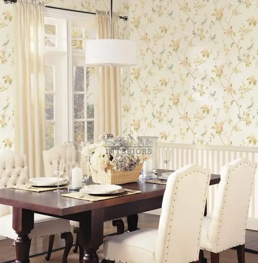 sala de jantar clássica decorada com papel de parede floral delicado Foto Jeito de Casa