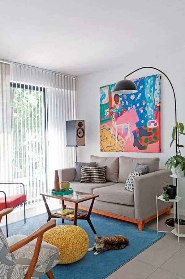 sala decorada com quadro grande colorido e sofá 2 lugares pequeno Foto My Desired Home