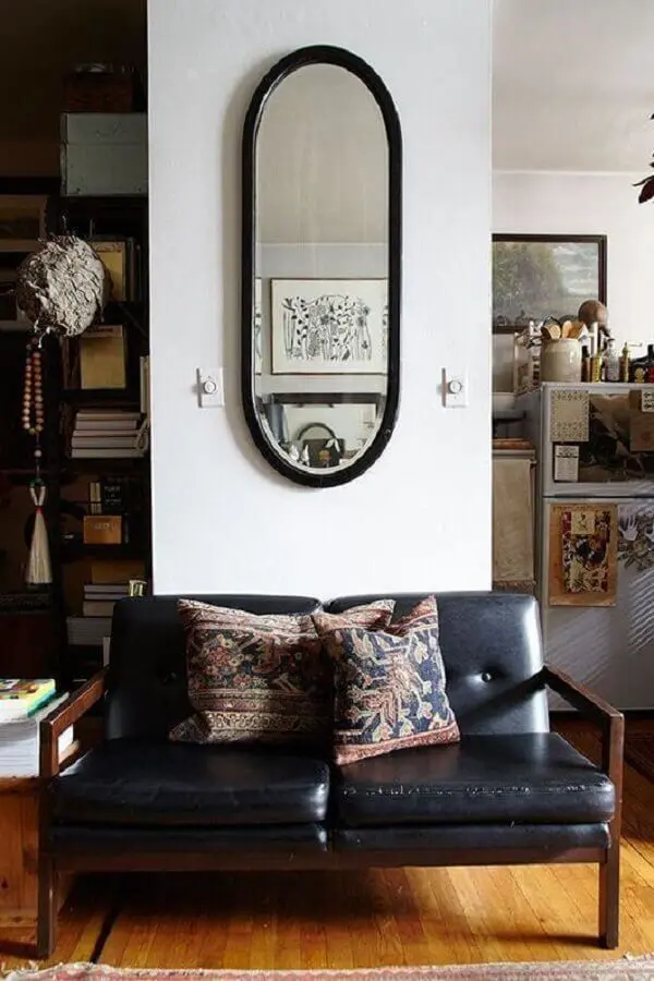 sala decorada com sofá pequeno 2 lugares de madeira Foto Pinterest