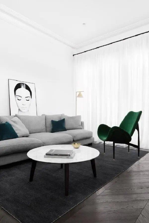 sala minimalista decorada com sofá cinza e poltrona design moderno verde Foto Futurist Architecture