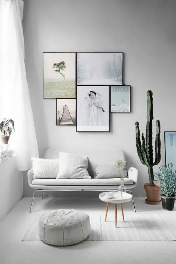 sala minimalista decorada com sofá pequeno moderno Foto Futurist Architecture