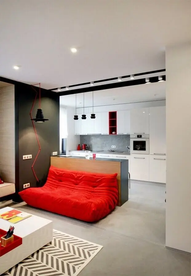 sala moderna decorada com sofá pequeno vermelho confortável Foto Otimizi