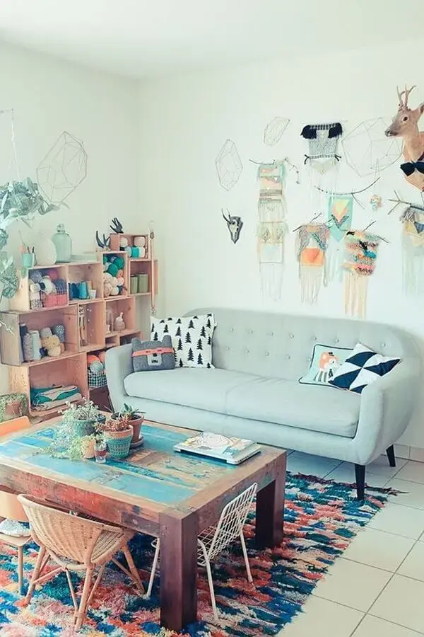 sala simples decorada com sofá pequeno retrô azul pastel Foto Pinterest