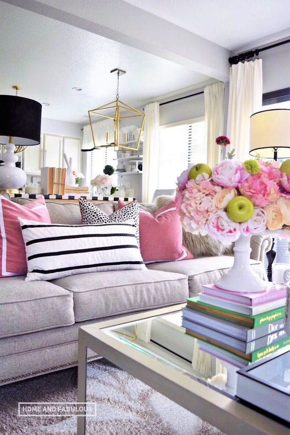 Sofá cinza com almofadas rosa
