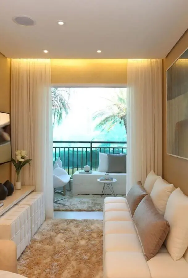 sofá branco sem braço para sala pequena decorada com tapete felpudo bege Foto Pinterest