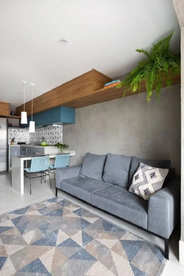 sofá cinza e parede de cimento queimado para sala e cozinha integrada Foto Decor Salteado