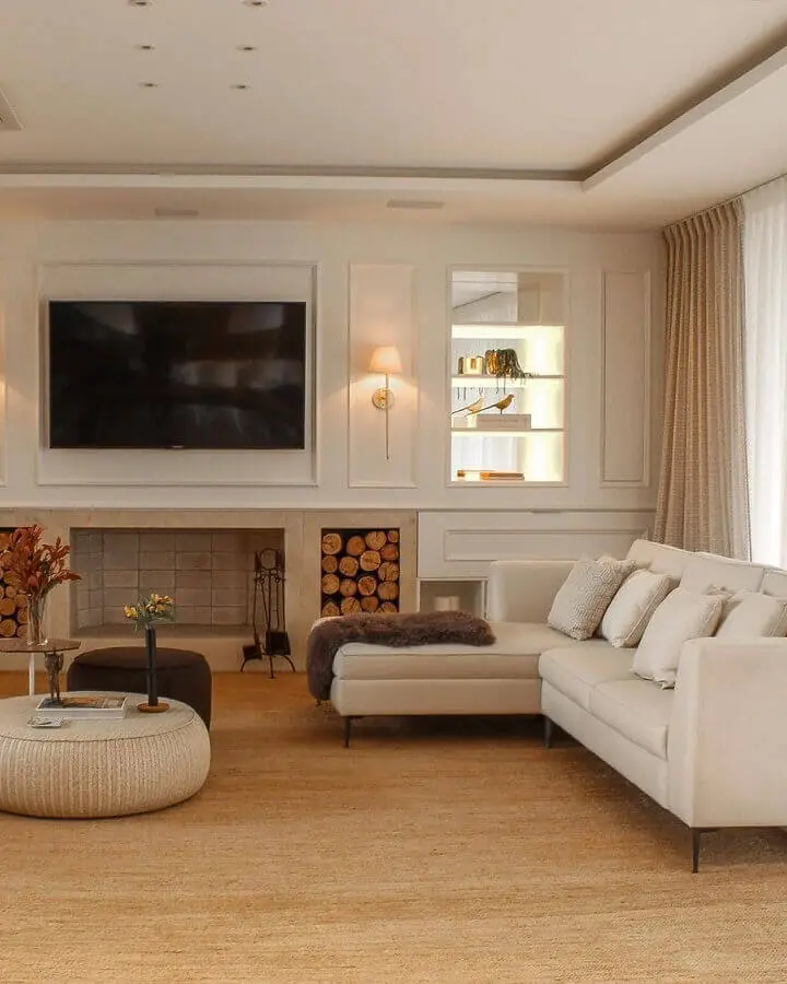 sofá com chaise para sala de estar bege decorada com lareira Foto Felipe Gargioni Arquitetura